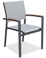 Täysin säänkestävä Krabi terassituoli harmaalla alumiinirungolla ja siniharmaalla textline istuimella ja -selkänojalla. Pinottava käsinojallinen tuoli.